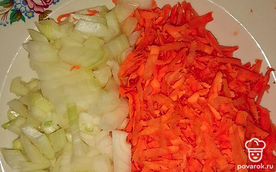 Овощи очистите. Морковь натрите на крупной тёрке, лук нарежьте.