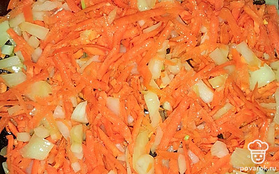 Обжарьте лук и морковь.