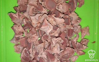 Желудки нарежьте.