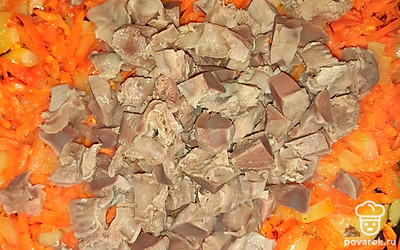 Добавьте желудки к овощам, влейте воду и потушите 5 минут.