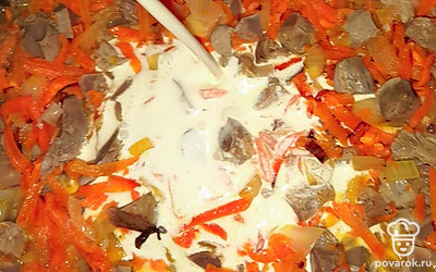 Влейте сливки.