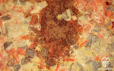 Добавьте соль и специи. Перемешайте. Потомите еще 7 минут. 