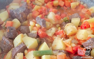 Гуляш из говядины с овощами и специями — Рецепт с фото