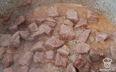 Почистить и мелко нарезать лук. Обжарить его на растительном масле 2 минуты вместе с паприкой, добавить говядину, нарезанную небольшими кусочками. Когда говядина обжарится со всех сторон, налить стакан воды и оставить тушиться на 1 час. 