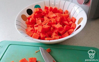 Почистить морковку и нарезать кубиками, кружочками или соломкой (на ваше усмотрение). Через час выложить в сковороду к луку и говядине, накрыть крышкой и оставить тушиться ещё на 15 минут.