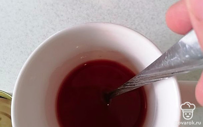 Развести в стакане воды ложку томатной пасты и залить её в сковороду. Добавить перец и соль по вкусу и оставить тушиться до мягкости картошки.