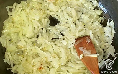 Почистить лук и обжарить.