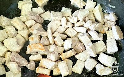 Нарезать кубиком свинину и обжарить.