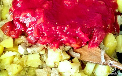 Соединить обжаренные свинину, лук и отварной картофель с протертыми томатами и потушить, добавить паприку и специи.