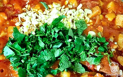 Добавить мелкорубленный чеснок и нарезанную кинзу.