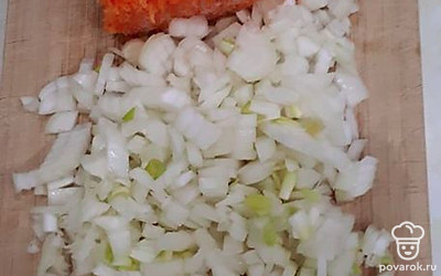 Нарезать лук и морковь.