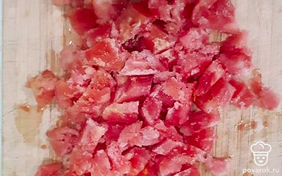 Нарезать помидоры.