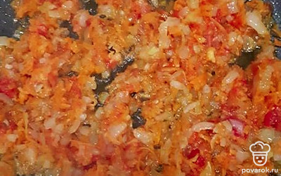 Обжарить овощи.