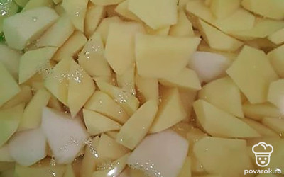 Почистить и нарезать картошку.
