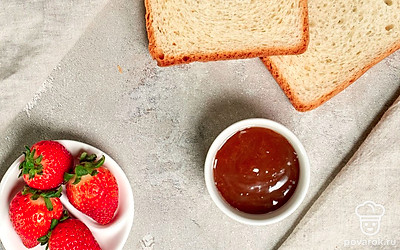 Помойте клубнику, удалите чашелистики, обсушите ее с помощью бумажного полотенца и нарежьте дольками. Откройте банку с вареной сгущенкой. Грецкие орехи измельчите в ступке или ножом. Приготовьте сковороду или тостер для хлеба.