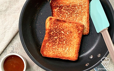 Подготовьте хлеб. Хлеб немного обжарьте на горячей сухой сковороде с обеих сторон по 2-3 минуты или подсушите его в тостере.