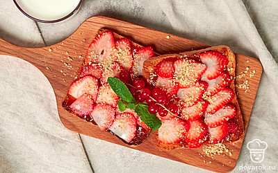 При подаче посыпьте тосты измельченными грецкими орехами.