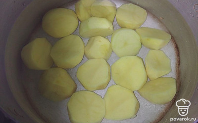 Чистим и режем картофель пополам, заливаем холодной водой и ставим вариться до готовности.