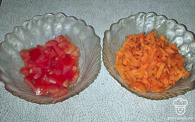Натираем морковь на крупной тёрке и нарезаем помидор кубиками.