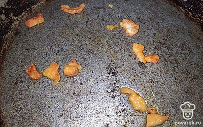 Режем срезанный жир на небольшие кусочки и растапливаем на сухой сковороде на медленном огне до шкварок.