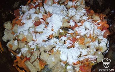 Добавляем муку к мясу, перемешиваем.