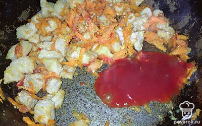 Добавляем томатную пасту, обжариваем её немного и перемешиваем с мясом.