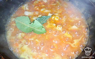 Заливаем достаточным количеством воды, чтобы получилась подливка, добавляем лавровый лист, соль. Тушим под крышкой 20 минут, переодически перемешивая.