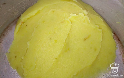 Сливаем часть воды, в которой варился картофель в стакан, остальное выливаем. С помощью блендера и вручную делаем пюре. Добавляем сливочное масло по вкусу. Перемешиваем.