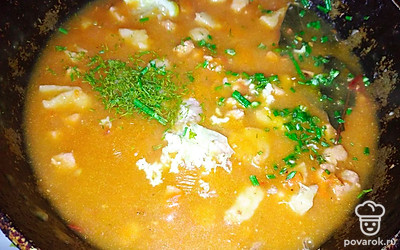 По готовности мяса с подливой добавляем дольку лимона, сахар, свежую зелень, чеснок и перец. Перемешиваем, закрываем крышкой и даём настояться минут 5.