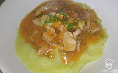 Выкладываем пюре и поливаем подливой с мясом. Подаем горячим со свежими овощами, можно также и с кислой капустой. Приятного аппетита!