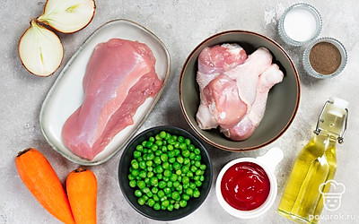 Филе индейки, голени курицы и петрушку промойте и обсушите. Петрушку мелко нарежьте. Мясо курицы срежьте с костей. Куриное мясо и филе индейки нарежьте небольшими кусочками. Лук и морковь почистите и помойте, нарежьте мелкими кубиками. Горошек разморозьте. Вскипятите 1,5 л воды.