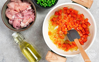 Начните готовить гуляш. В сковороду налейте масло и слегка обжарьте на ней морковь и лук до небольшого размягчения лука. Переложите овощи в сотейник, в котором будете готовить гуляш. Масло со сковороды не сливайте.