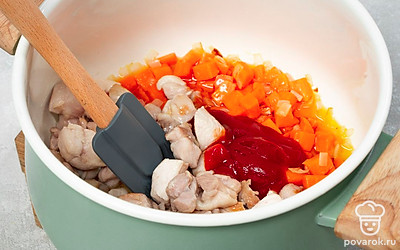 Приготовьте гуляш. Выложите в сковороду с маслом мясо индейки и курицы, жарьте, помешивая, около 7-10 минут. Переложите мясо в сотейник с овощами, добавьте томатный соус, соль и перец. Влейте горячую воду так, чтобы она покрыла мясо. Перемешайте и тушите под крышкой 20 минут. Положите в гуляш зеленый горошек, перемешайте и тушите еще 15 минут на среднем огне.