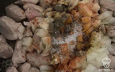 Немного обжариваем мясо на сильном огне,так мясо схватится и весь сок останется внутри. К мясу добавляем лук, приправы по вкусу. Перемешиваем обжариваем.