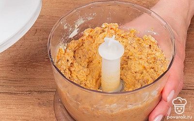 Соедините продукты. Нарежьте филе сельди средними кусочками, а яйца и морковь — мелкими. Пропустите через мясорубку рыбу, морковь и яйца, смешайте их в одной посуде.