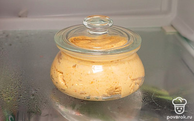 Завершите приготовление. Измельчите чеснок в прессе. Добавьте чеснок и сливочное масло в селедочную массу, поперчите и тщательно перемешайте. Уберите массу в холодильник на 180 минут.