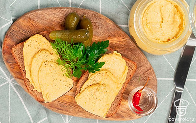 Подавайте селедочное масло по-брежневски, намазав его на тосты из батона и украсив свежей зеленью петрушки.