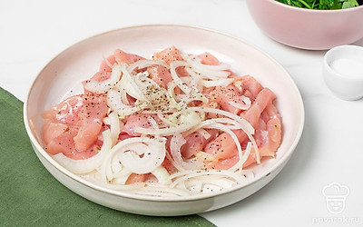 Подготовьте ингредиенты. Разрежьте филе индейки на кусочки небольшого размера. Посыпьте мясо перцем и солью. Оставьте его немного настояться. Порубите лук кольцами. Мелко нашинкуйте петрушку.