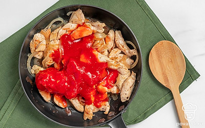 Приготовьте блюдо. На сковороду выложите лук, обжарьте его до мягкости. Положите мясо к луку, пожарьте их 3 минуты на максимальном огне, постоянно перемешивайте. Добавьте помидоры и соль, накройте крышкой и тушите мясо до готовности на небольшом огне. Посыпьте сверху петрушкой, перемешайте. Накройте крышкой, выключите огонь и оставьте сковороду на плите еще на 10 минут.