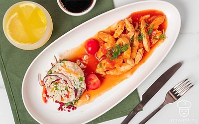 Готовый гуляш из филе индейки с помидорами в собственном соку разложите в глубокие тарелки и подавайте с рисом.