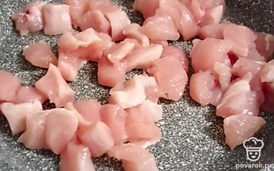 Филе обжариваем на масле с двух сторон на среднем огне. И тушим под крышкой 2 минуты.