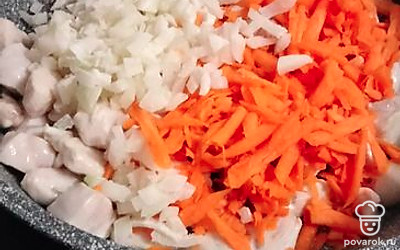 К мясу добавляем морковь и лук, все обжариваем.