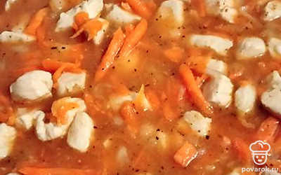 Добавляем специи к мясу, перец, томатную пасту и воду. Все перемешиваем и тушим ещё 7 минут до готовности.