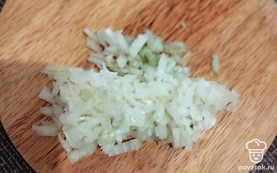 Чистим и режем лук на кубики. 