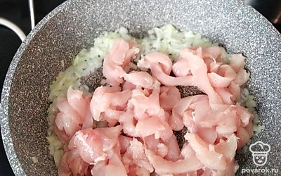 Режем филе на полоски. Обжариваем курицу и лук на среднем огне.