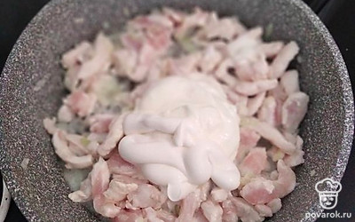 Добавляем майонез и сметану и перемешиваем.