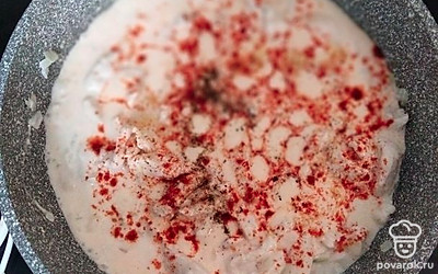 Добавляем специи, соль и тушим 5-10 минут.