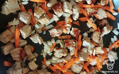 Добавьте к мясу морковь и лук, обжарьте.