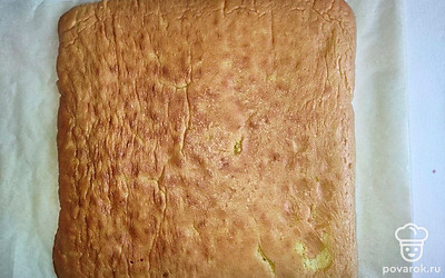 Взбейте яйца с сахаром и солью до твердых пиков на протяжении 20 минут, затем добавьте муку, смешайте и вылейте на противень. Опустите в духовку корж, выпекайте на протяжении 15 минут, при температуре 180 ℃.