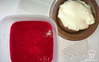 Клубнику взбейте в блендере, чтобы она превратилась в однородную массу, затем отварите ее на небольшом огне на протяжении 10 минут. После этого остудите его и добавьте сметану.